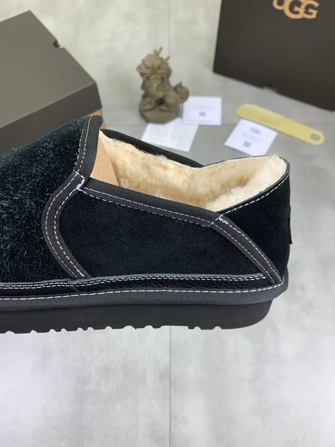 Men's men's shoes 💰P480 New top version UGG 2025 autumn and winter new high-top casual shoes new series Ansley Mules Fashionable and comfortable shallow flat slip-on casual loafers ✨ Classic suede cowhide with 10mm wool lining Insole suede collar Soft and comfortable ❤️ Decorated with UGG classic heat embossed brand logo on the back side Full texture Lightweight rubber sole Anti-slip, wear-resistant and comfortable Color: Black Brown Size: 39-45